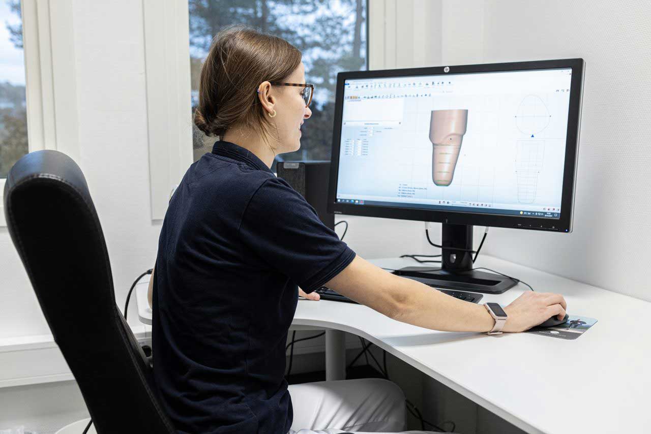Blatchford Employee On CAD Program For Socket (1)