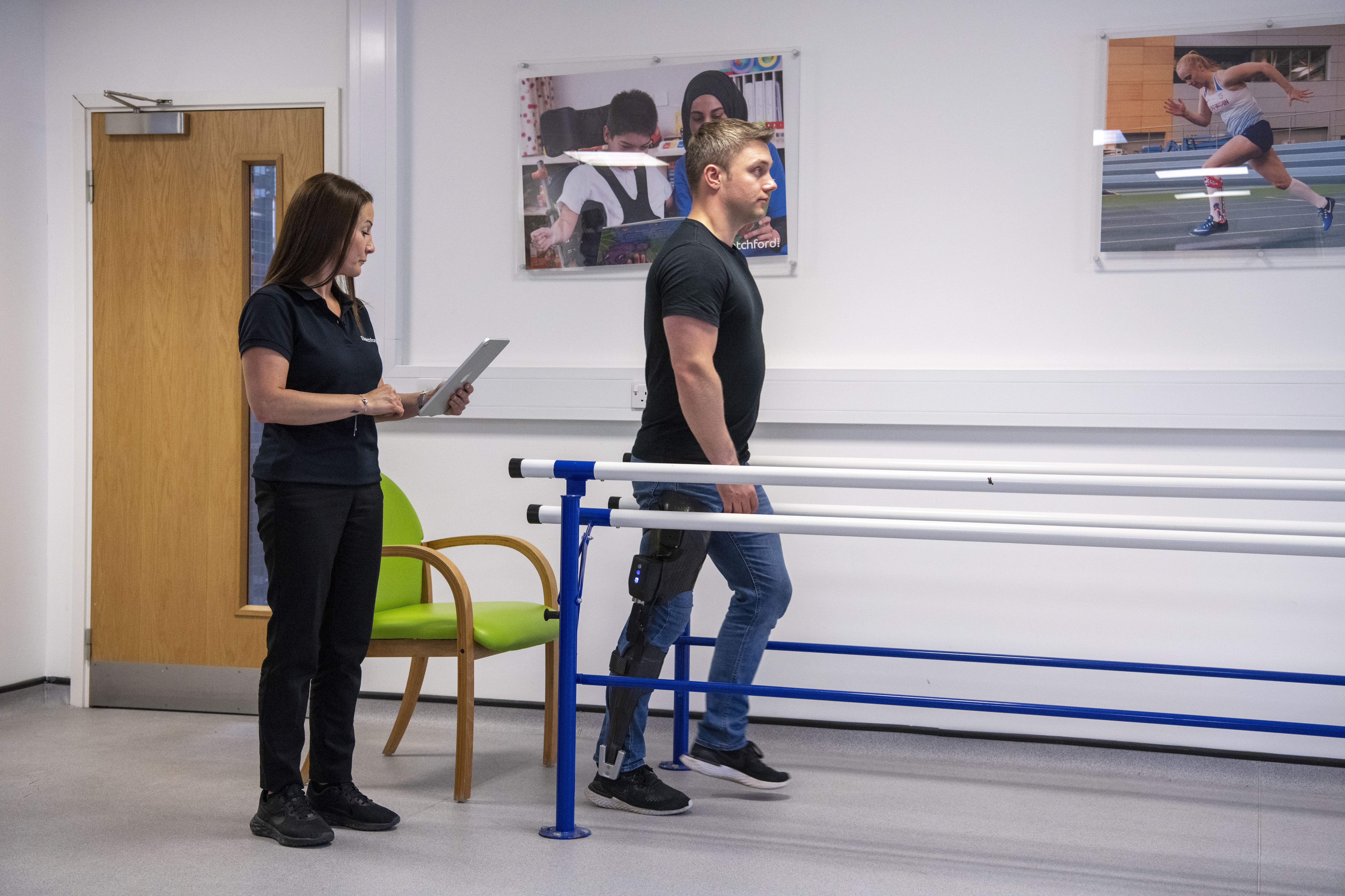 Image of Orthotist Elaine Nelson and Paralympian Alex Slegg programming Tectus 