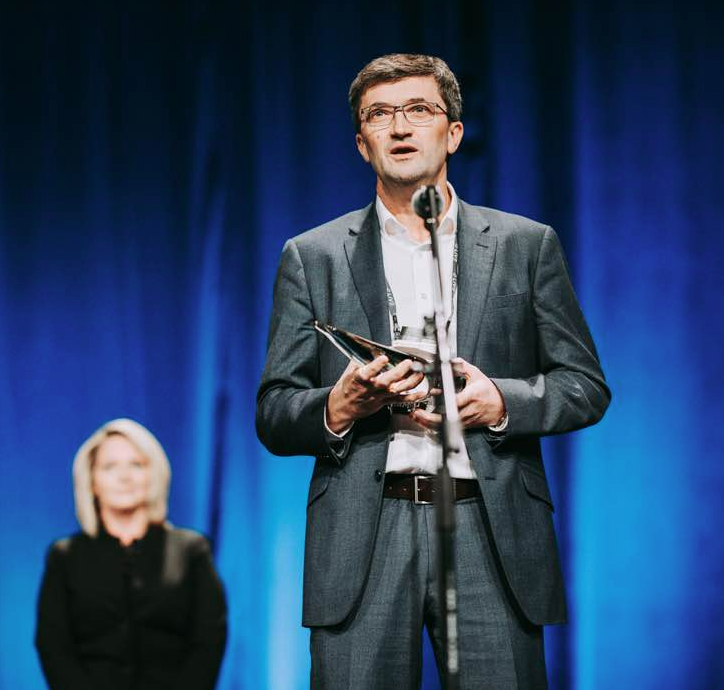 Paul Roberts Accepting Hangar Award (1)