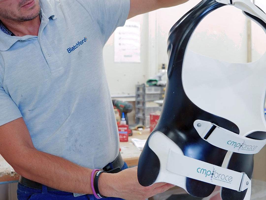 Ortotist som inspiserer en Blatchford-ryggstøtte